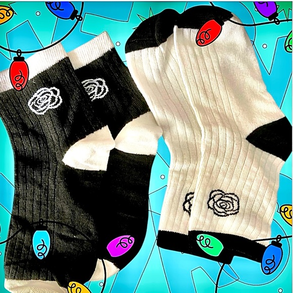 Socks Set 2 Pr Camellia Flower Black & white NIP - Picture 3 of 6
